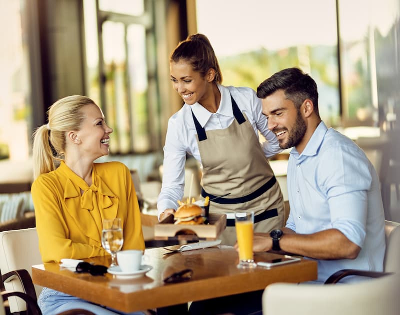 Clients restaurant utilisant système réservation digitale Plan And Joy