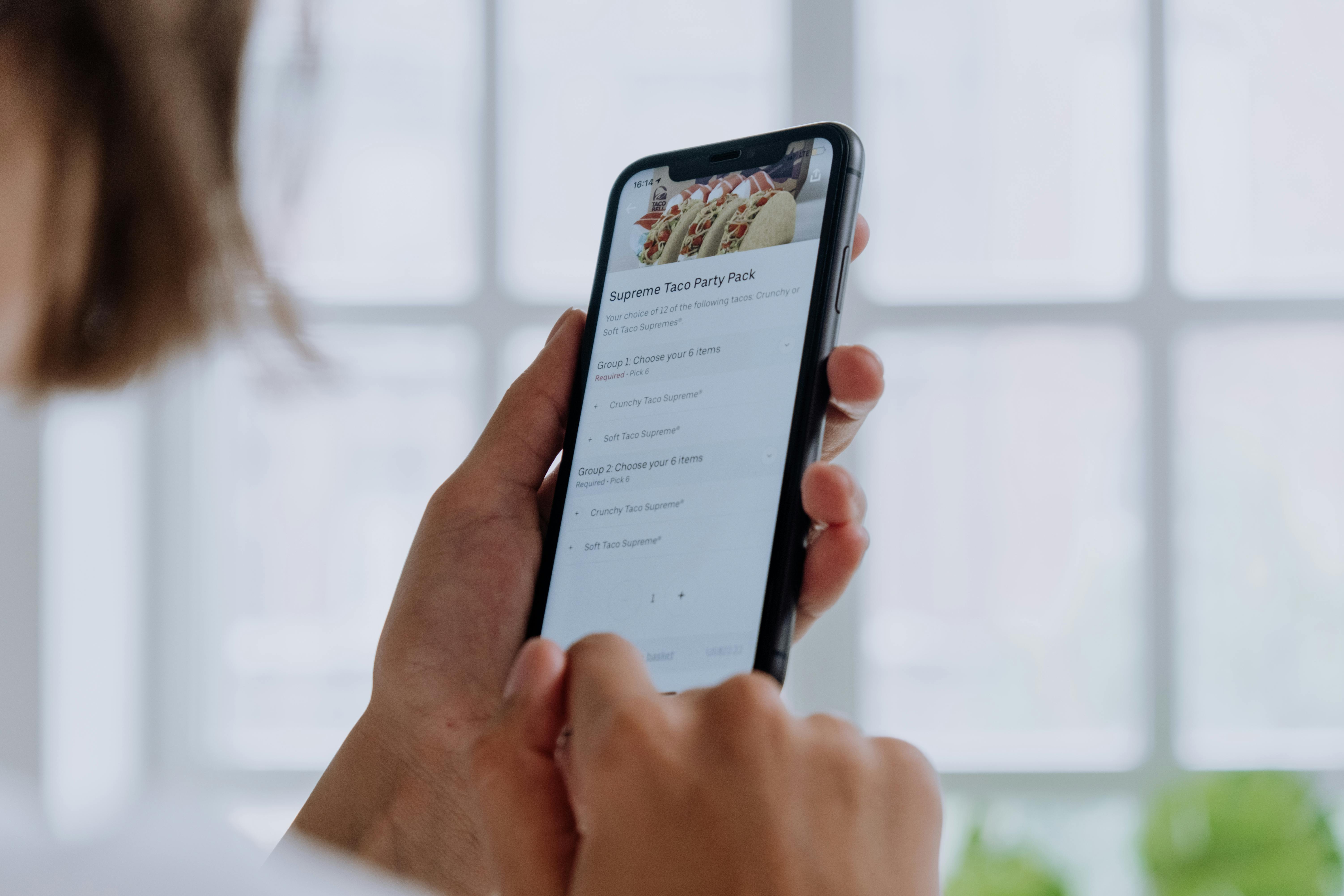 Menu QR code restaurant digital sur smartphone - Solution Plan And Joy