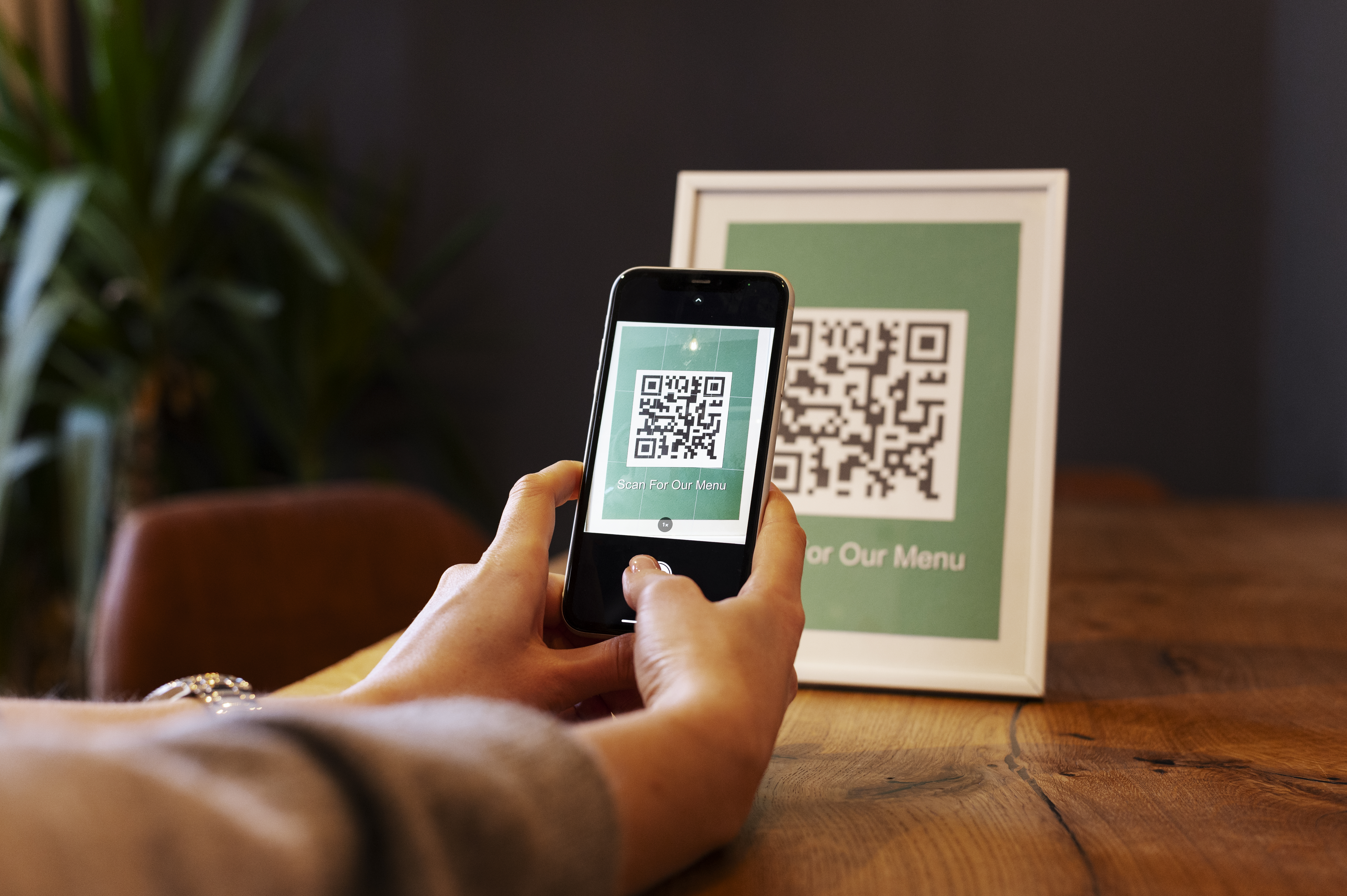 Client scannant QR code menu restaurant - Système intelligent Plan And Joy